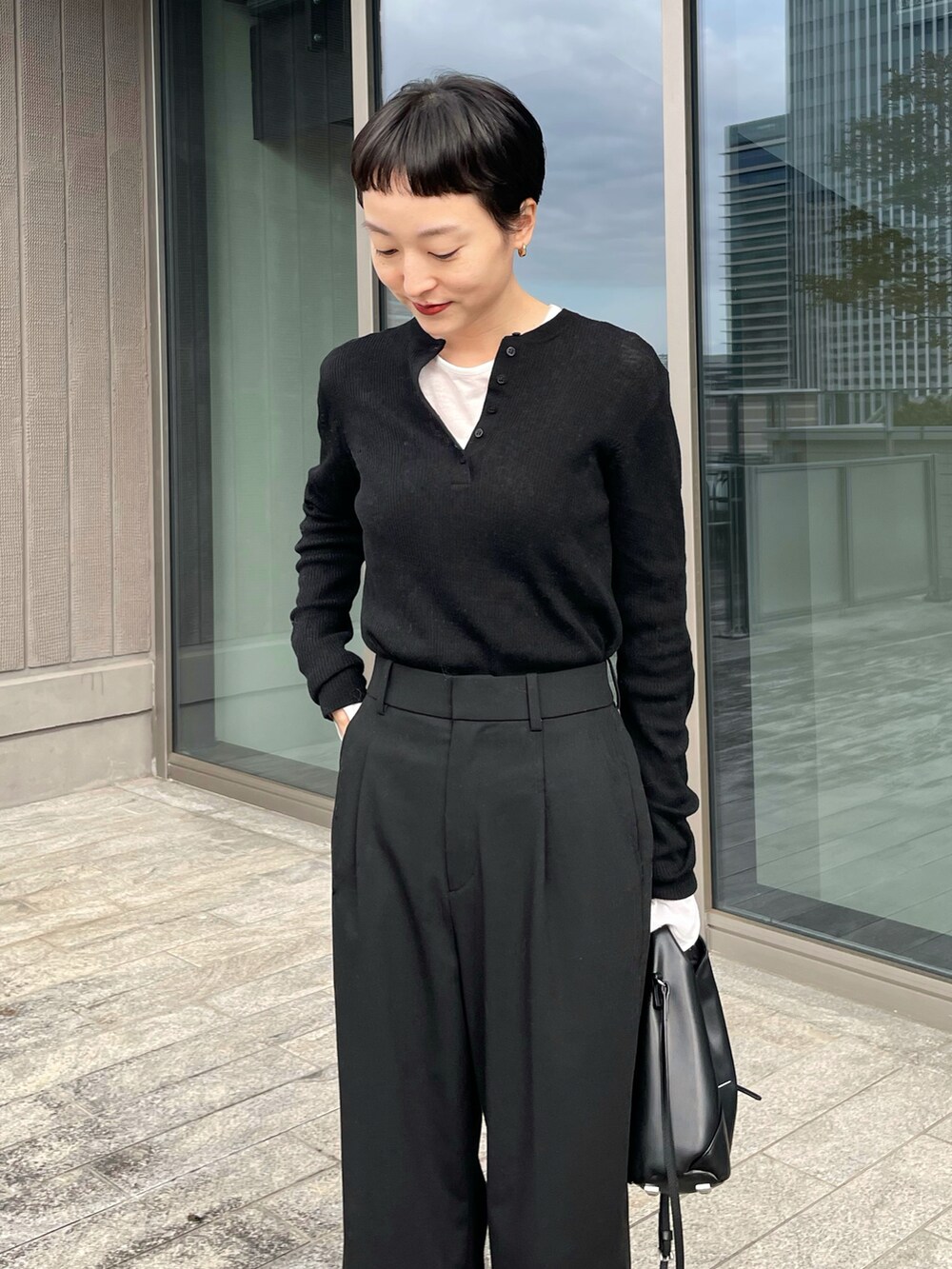 ベージュ系のその他アウター、ブラック系のパンツ、ブラック系のショルダーバッグを着用したレディースの冬コーディネートの3枚目の写真