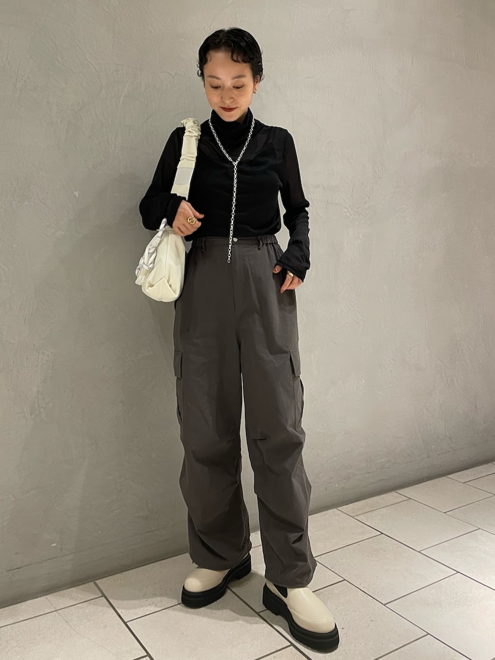 その他のテーラードジャケット、ブラック系のシャツ/ブラウス、グレー系のカーゴパンツを着用したレディースの秋コーディネートの3枚目の写真