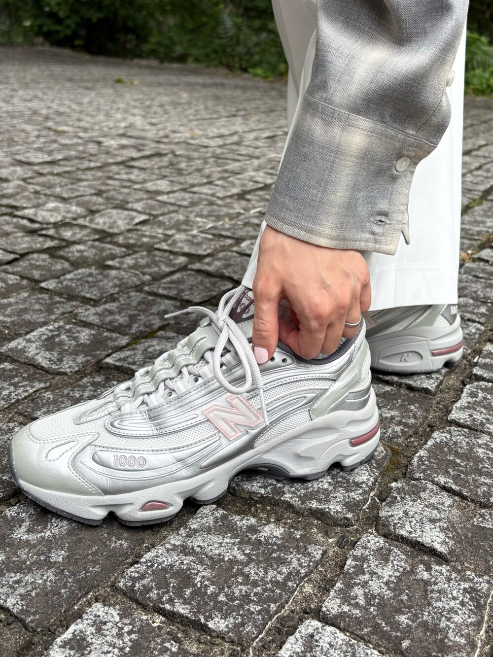 グレー系のシャツ/ブラウス、ホワイト系のその他パンツ、ブルー系のハンドバッグを着用したレディースの夏コーディネートの5枚目の写真