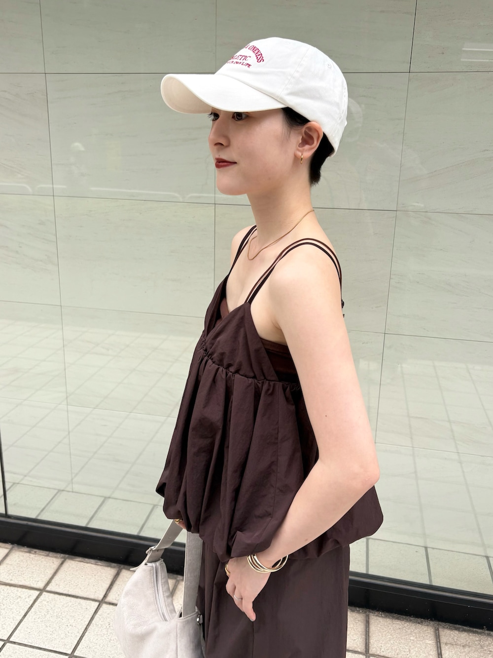 ブラック系のチューブトップ、ブラウン系のその他トップス、ブラウン系のその他パンツを着用したレディースの夏コーディネートの4枚目の写真