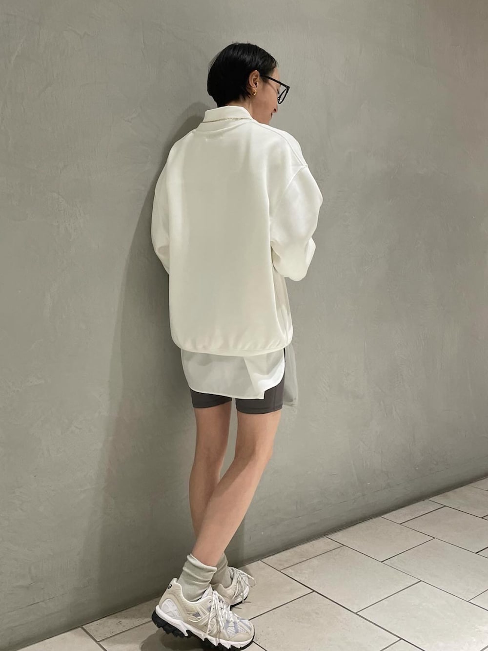 ホワイト系のTシャツ/カットソー、ホワイト系のシャツ/ブラウス、グレー系のショルダーバッグを着用したレディースの冬コーディネートの3枚目の写真