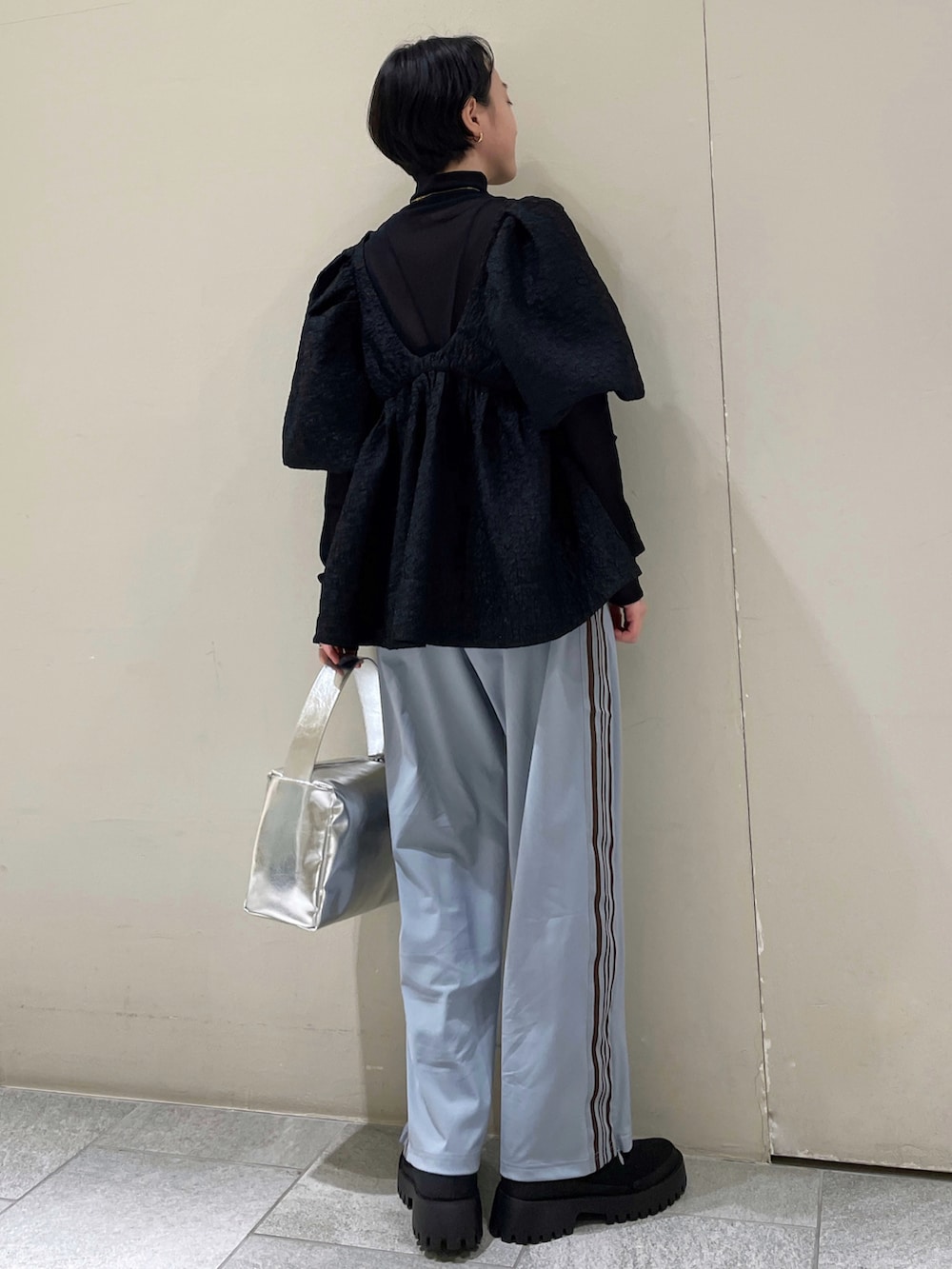 ブルー系のスウェットパンツ、ブラック系のシャツ/ブラウス、ブラック系のTシャツ/カットソーを着用したレディースの春コーディネートの3枚目の写真