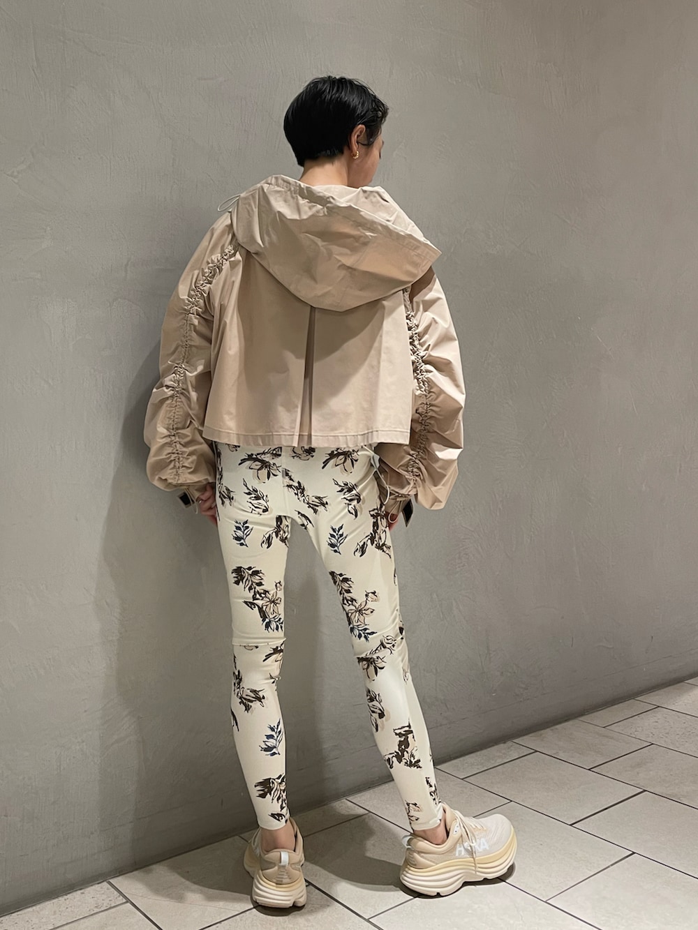 ホワイト系のTシャツ/カットソー、ベージュ系のその他アウター、ホワイト系のパンツを着用したレディースの秋コーディネートの2枚目の写真