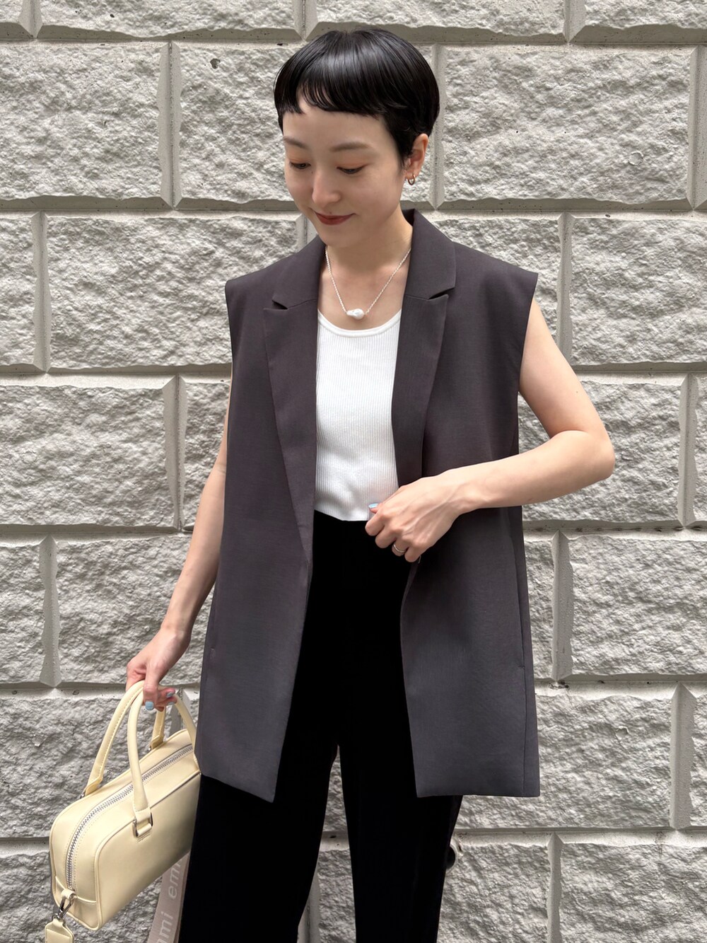 ホワイト系のタンクトップ、グレー系のその他アウター、ブラック系のその他パンツを着用したレディースの夏コーディネートの3枚目の写真