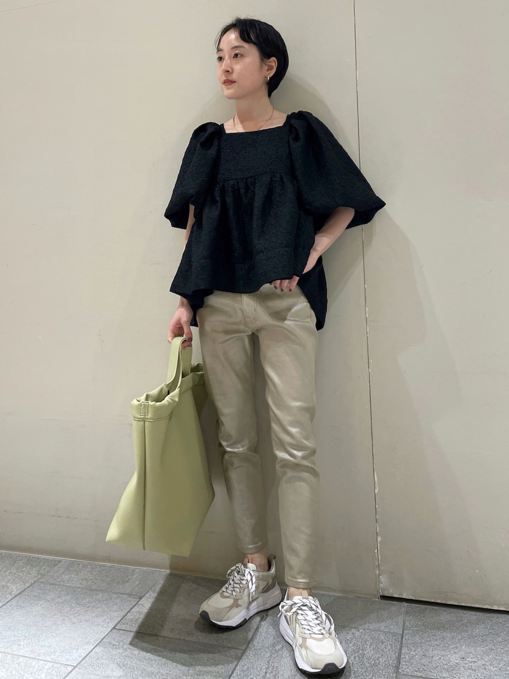 ブラック系のシャツ/ブラウス、シルバー系のその他パンツ、グリーン系のトートバッグを着用したレディースの春コーディネートの2枚目の写真