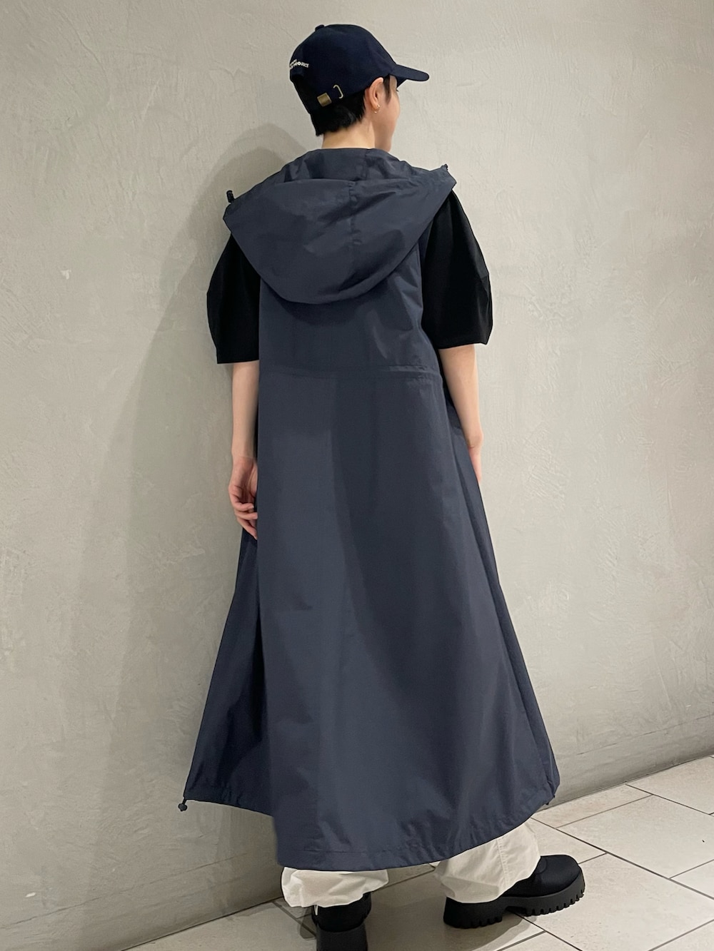 ブラック系のTシャツ/カットソー、ブルー系のナイロンジャケット、ホワイト系のその他パンツを着用したレディースの春コーディネートの3枚目の写真