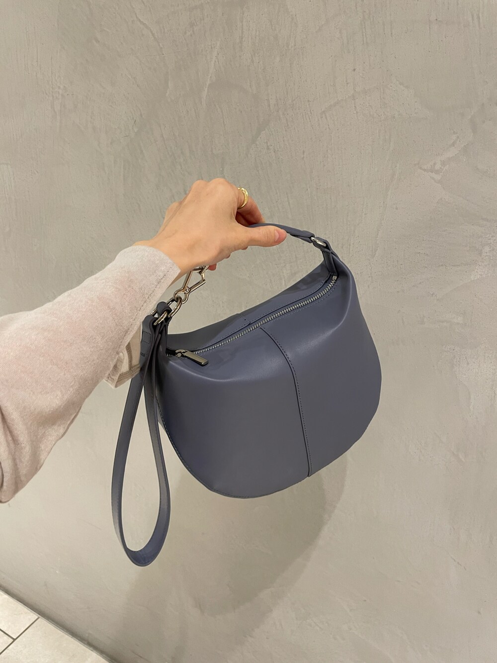 ブラック系のキャミソール、グレー系のTシャツ/カットソー、ブラック系のスカートを着用したレディースの冬コーディネートの4枚目の写真