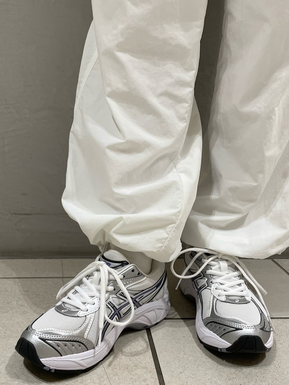 ブラック系のニット/セーター、ホワイト系のその他パンツ、ブラック系のショルダーバッグを着用したレディースの秋コーディネートの5枚目の写真