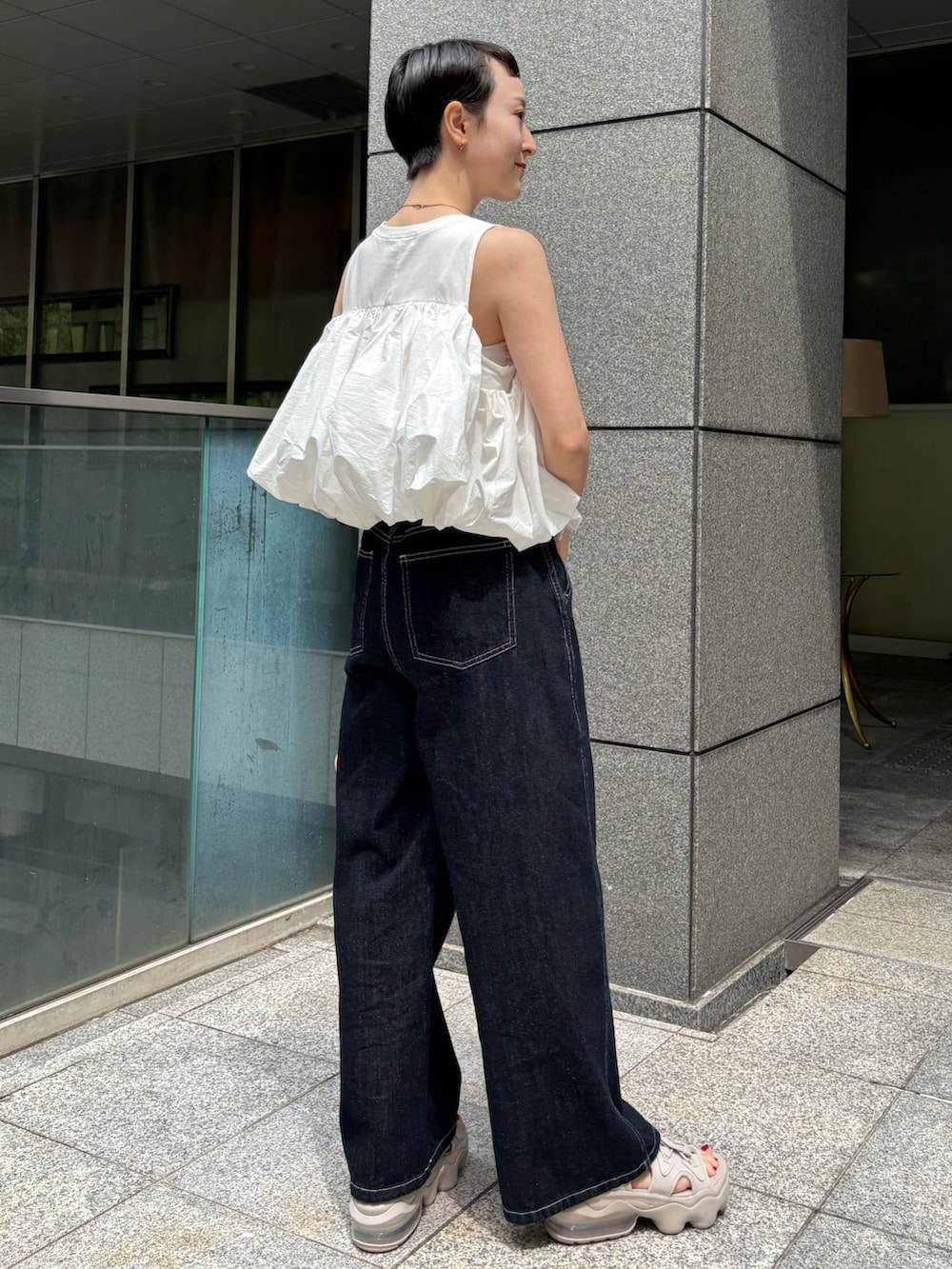 ホワイト系のシャツ/ブラウス、ブルー系のその他パンツ、オレンジ系のバックパック/リュックを着用したレディースの夏コーディネートの5枚目の写真