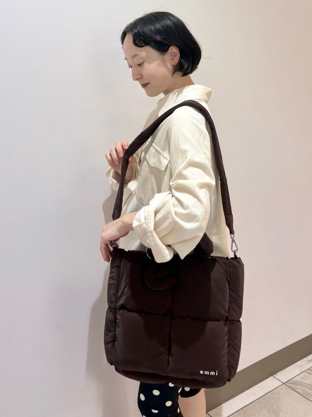 ホワイト系のシャツ/ブラウス、ベージュ系のスニーカー、ブラウン系のショルダーバッグを着用したレディースの秋コーディネートの4枚目の写真