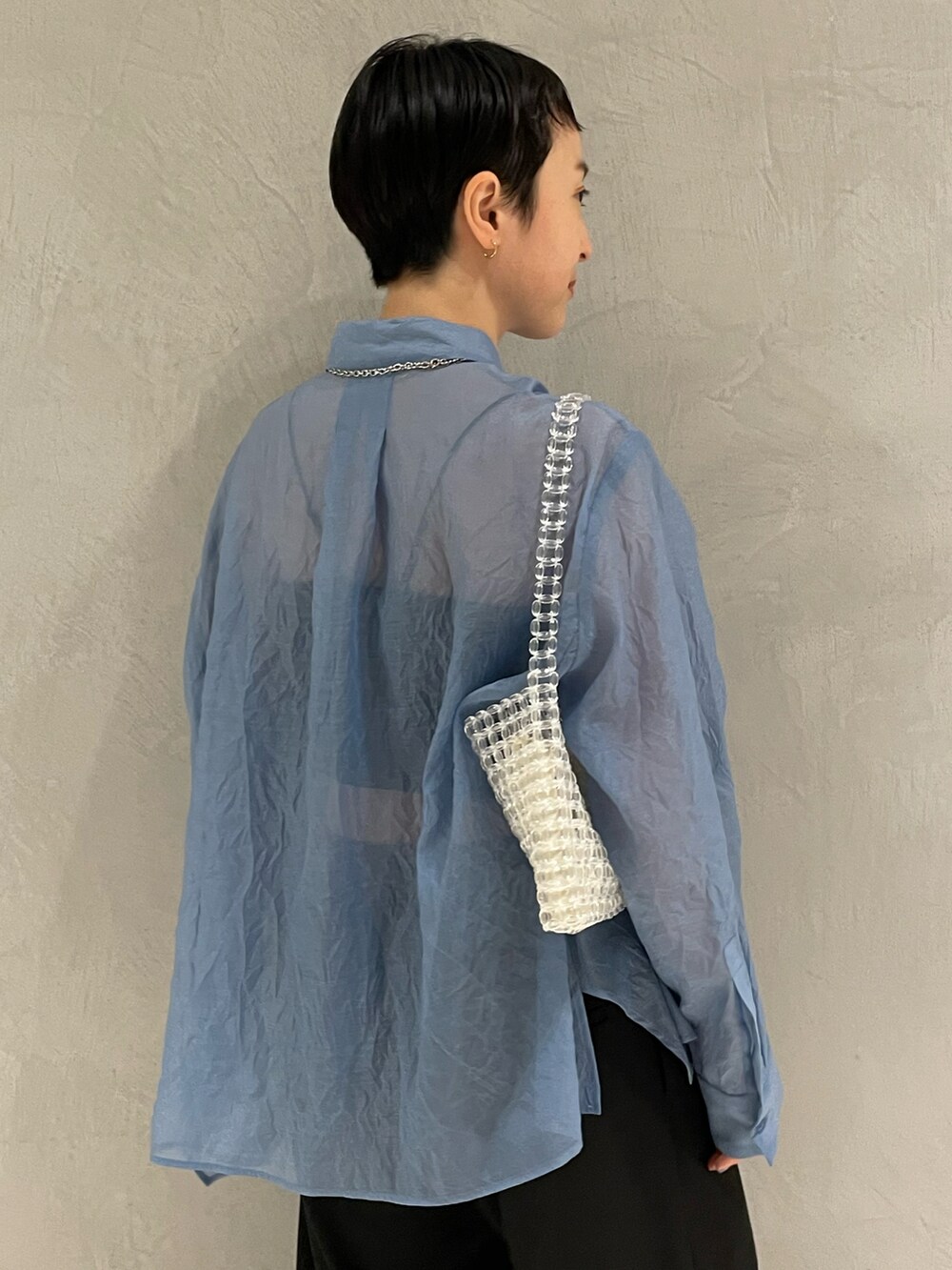 ブルー系のシャツ/ブラウス、ブラック系のチューブトップ、ブラック系のスラックスを着用したレディースの夏コーディネートの4枚目の写真