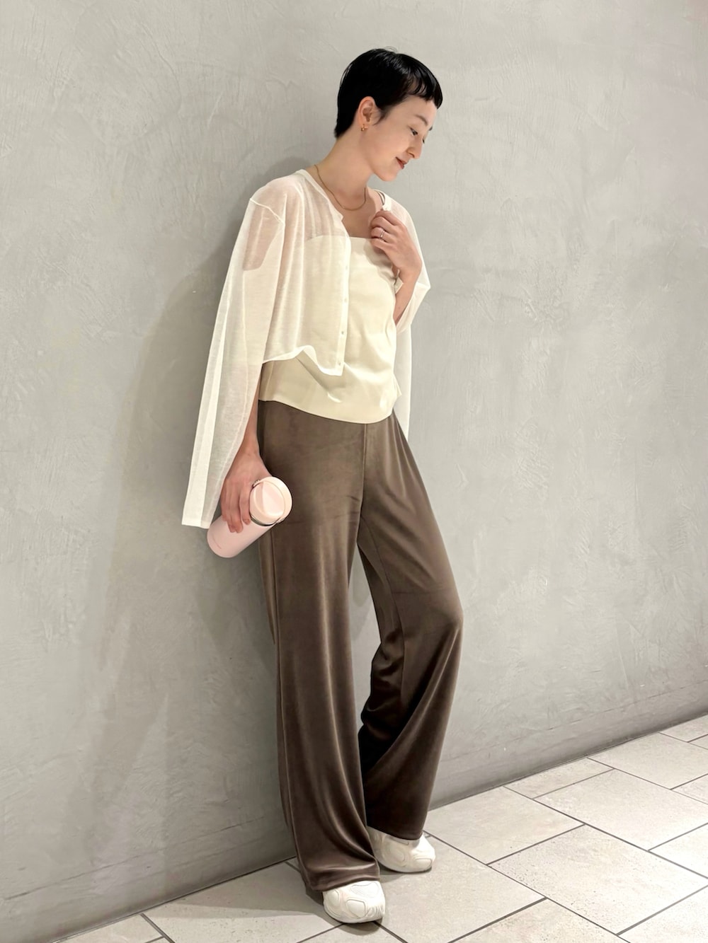 ホワイト系のカーディガン/ボレロ、ホワイト系のTシャツ/カットソー、ブラウン系のその他パンツを着用したレディースの夏コーディネートの3枚目の写真