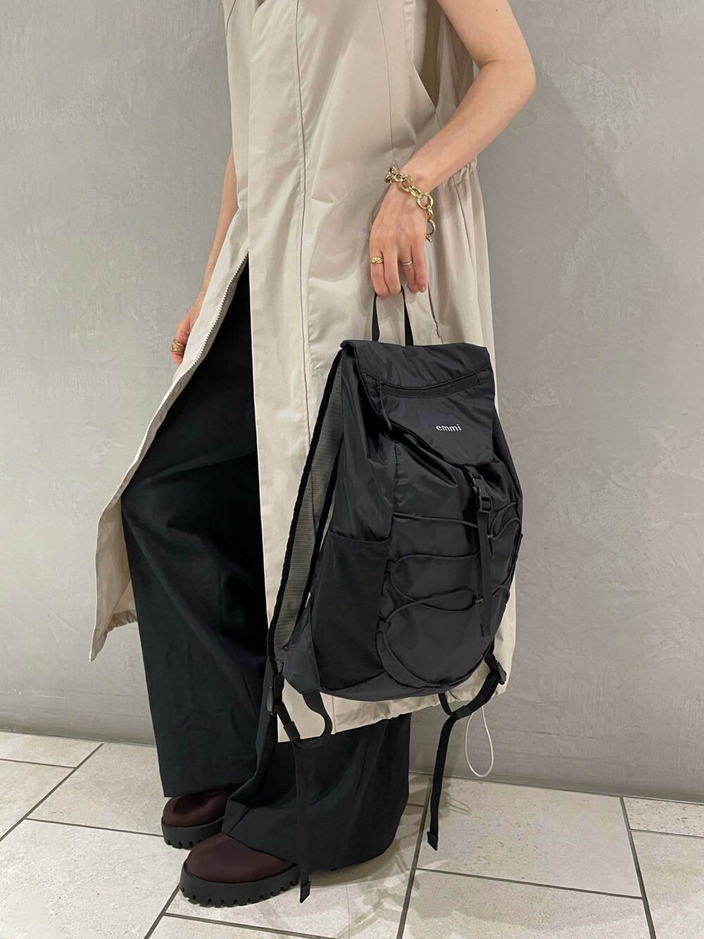 ベージュ系のナイロンジャケット、ブラック系のバックパック/リュック、ブラック系のその他パンツを着用したレディースの夏コーディネートの5枚目の写真