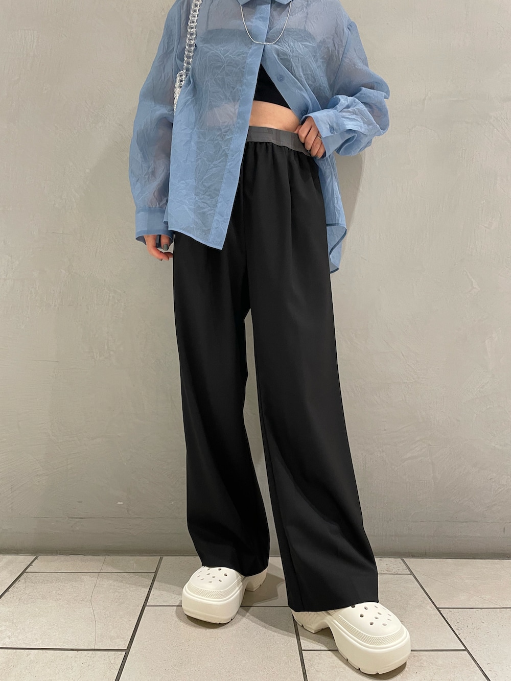 ブルー系のシャツ/ブラウス、ブラック系のチューブトップ、ブラック系のスラックスを着用したレディースの夏コーディネートの5枚目の写真