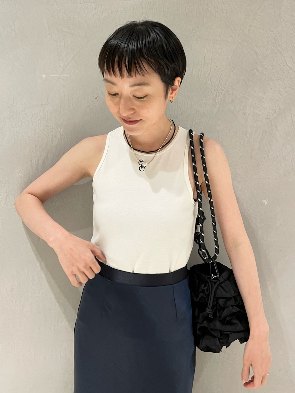 ホワイト系のTシャツ/カットソー、ブラック系のショルダーバッグ、ブルー系のスカートを着用したレディースの春コーディネートの4枚目の写真