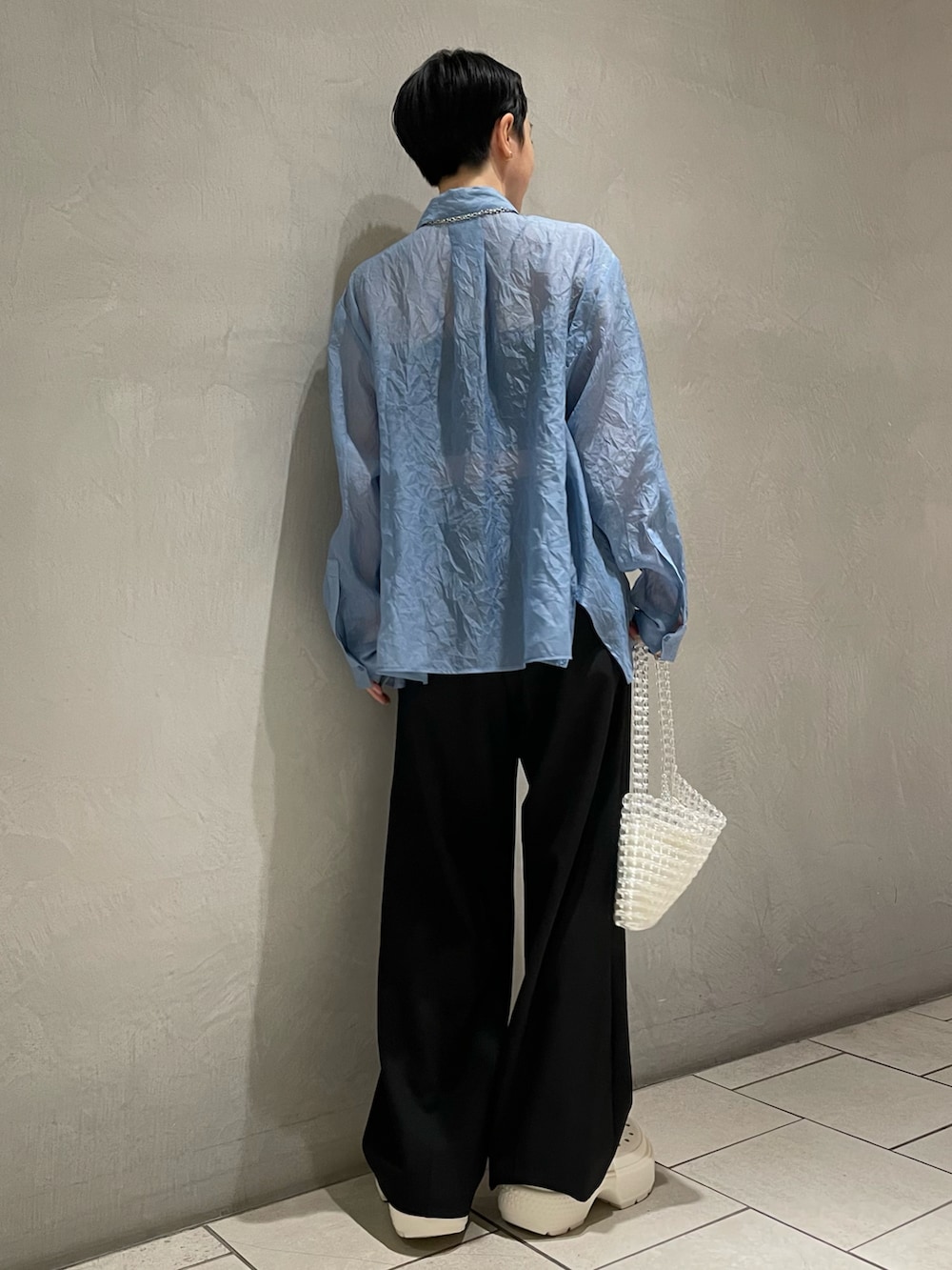 ブルー系のシャツ/ブラウス、ブラック系のチューブトップ、ブラック系のスラックスを着用したレディースの夏コーディネートの2枚目の写真