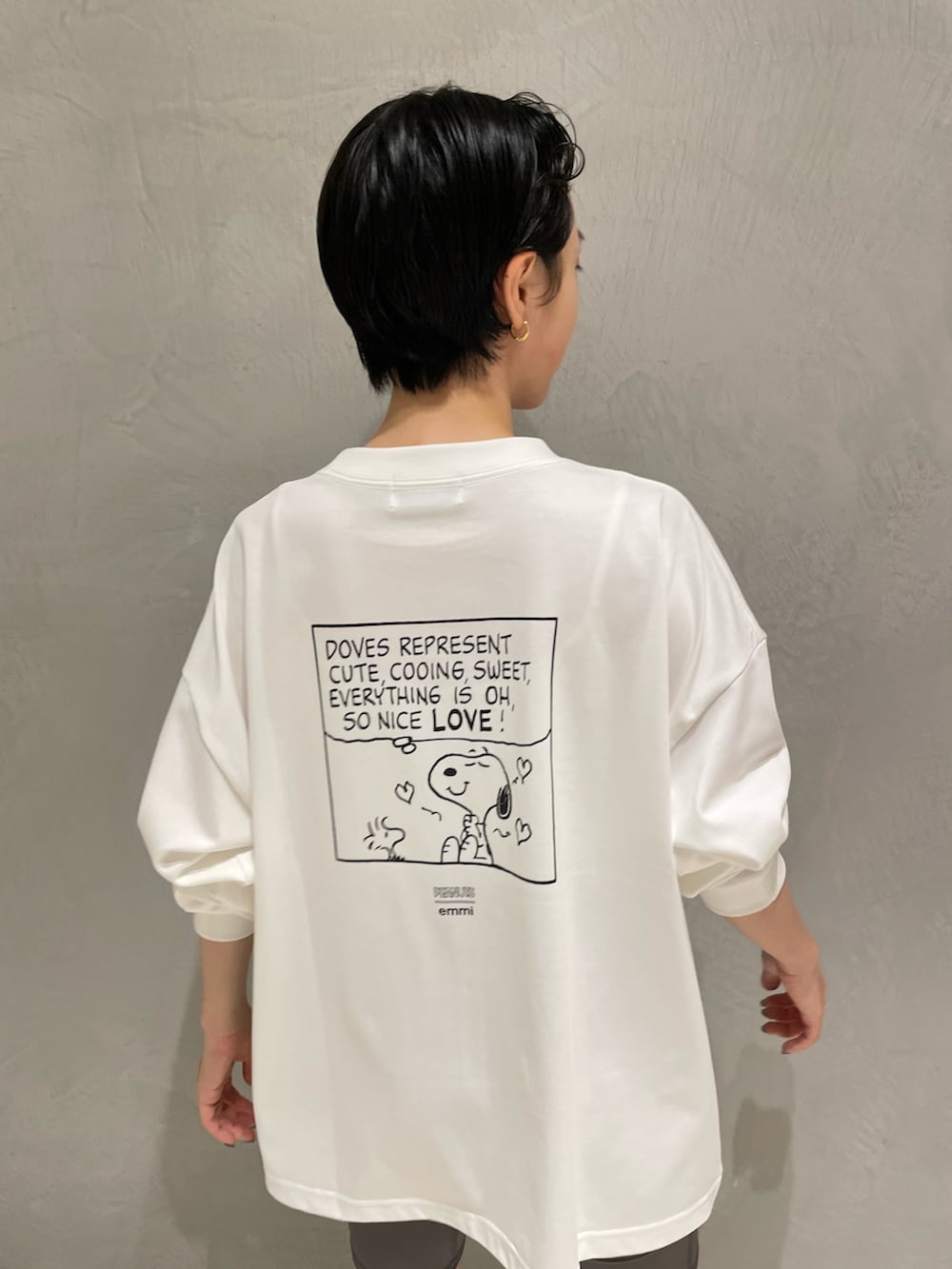 ホワイト系のTシャツ/カットソー、ブラック系のショルダーバッグ、グレー系のその他パンツを着用したレディースの秋コーディネートの3枚目の写真
