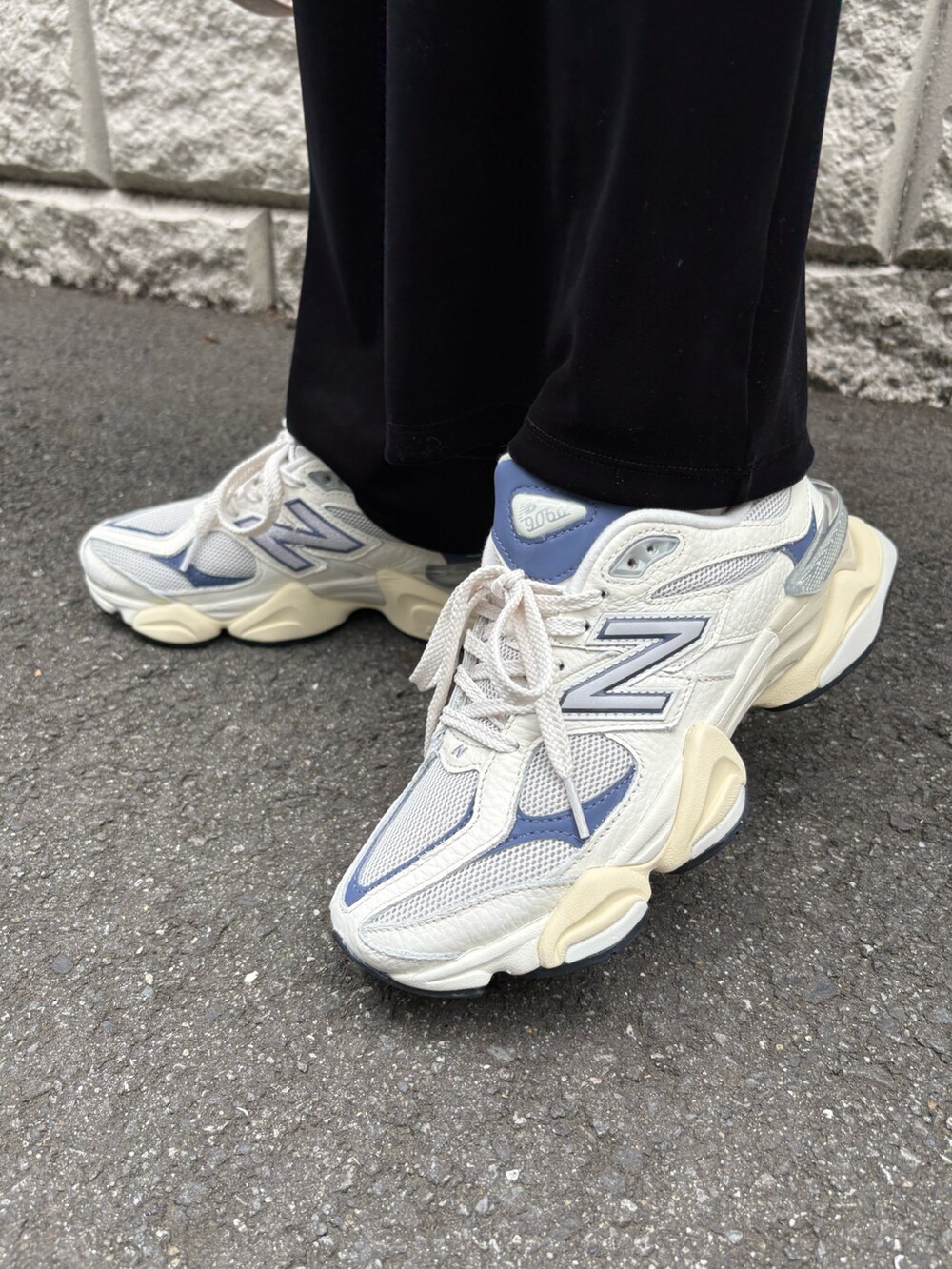 ホワイト系のタンクトップ、グレー系のその他アウター、ブラック系のその他パンツを着用したレディースの夏コーディネートの5枚目の写真