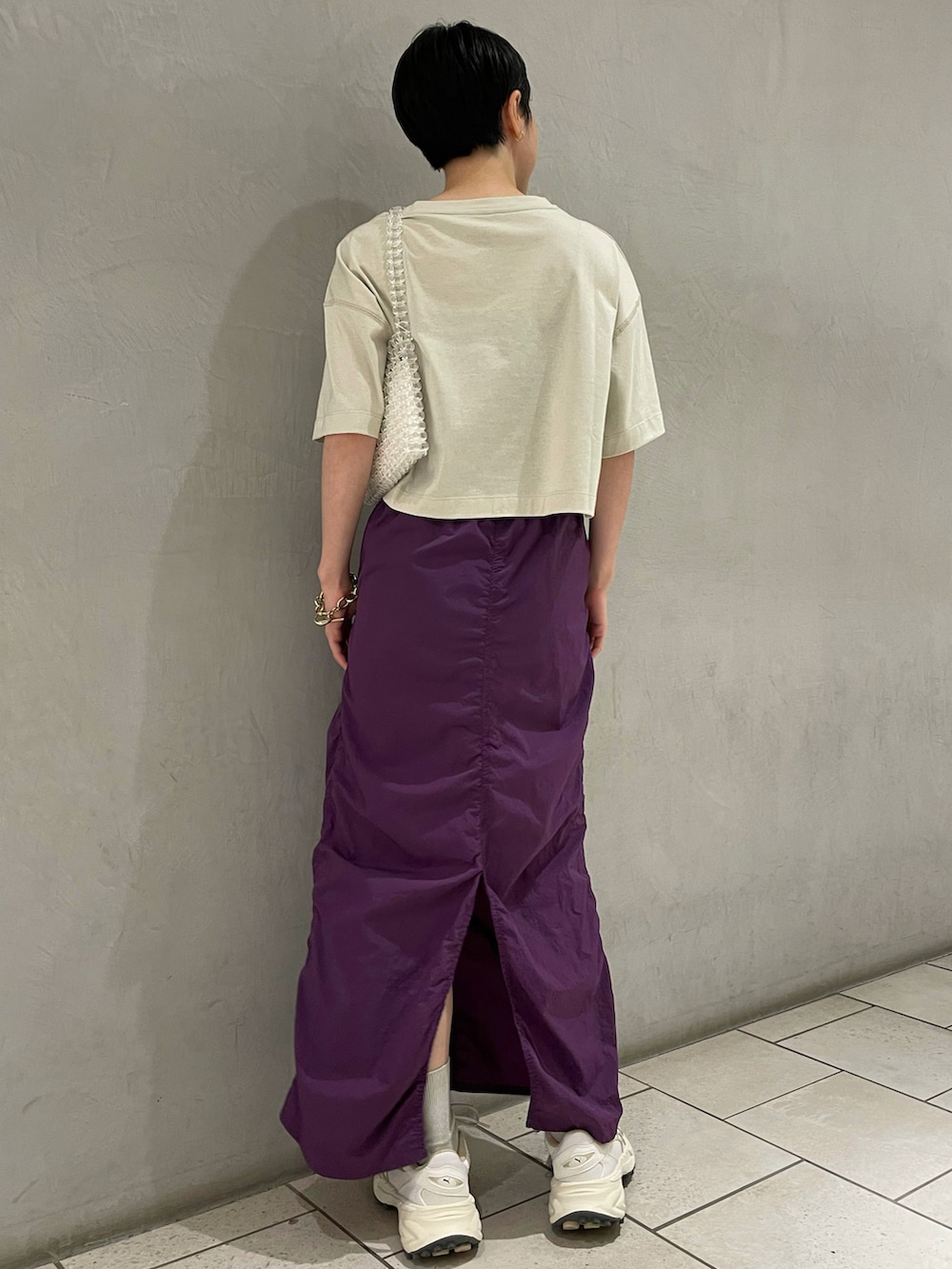 グリーン系のTシャツ/カットソー、パープル系のスカート、その他のハンドバッグを着用したレディースの夏コーディネートの3枚目の写真