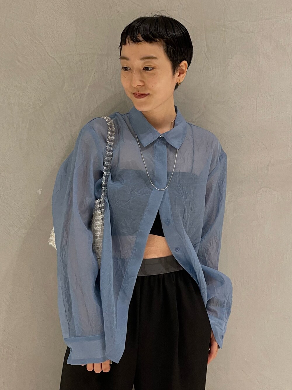 ブルー系のシャツ/ブラウス、ブラック系のチューブトップ、ブラック系のスラックスを着用したレディースの夏コーディネートの3枚目の写真