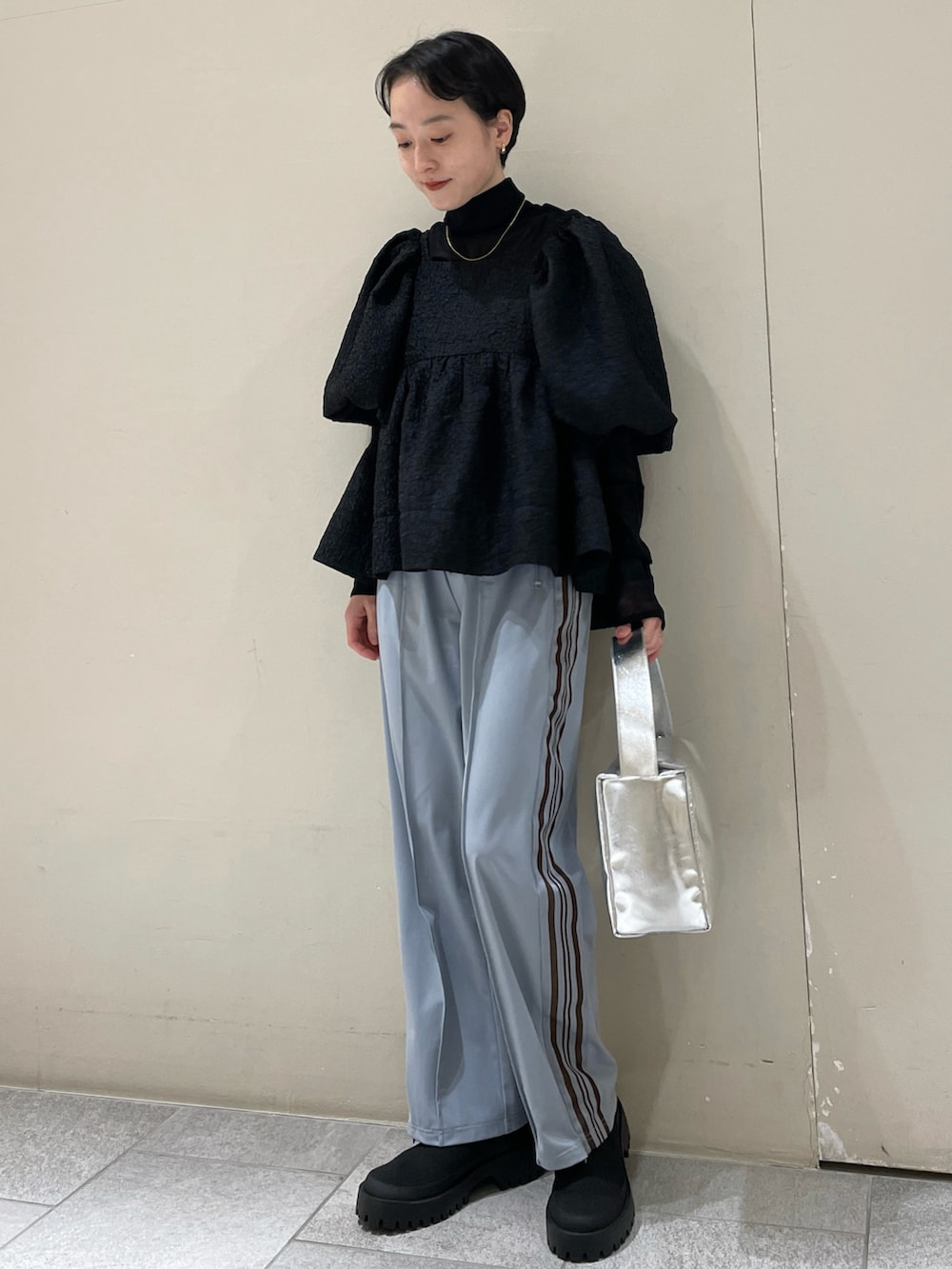 ブルー系のスウェットパンツ、ブラック系のシャツ/ブラウス、ブラック系のTシャツ/カットソーを着用したレディースの春コーディネートの2枚目の写真