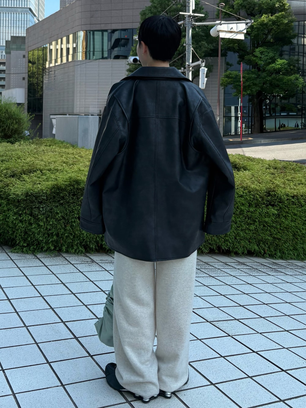 ブラック系のブルゾン、その他のシャツ/ブラウス、ベージュ系のその他パンツを着用したレディースの秋コーディネートの3枚目の写真