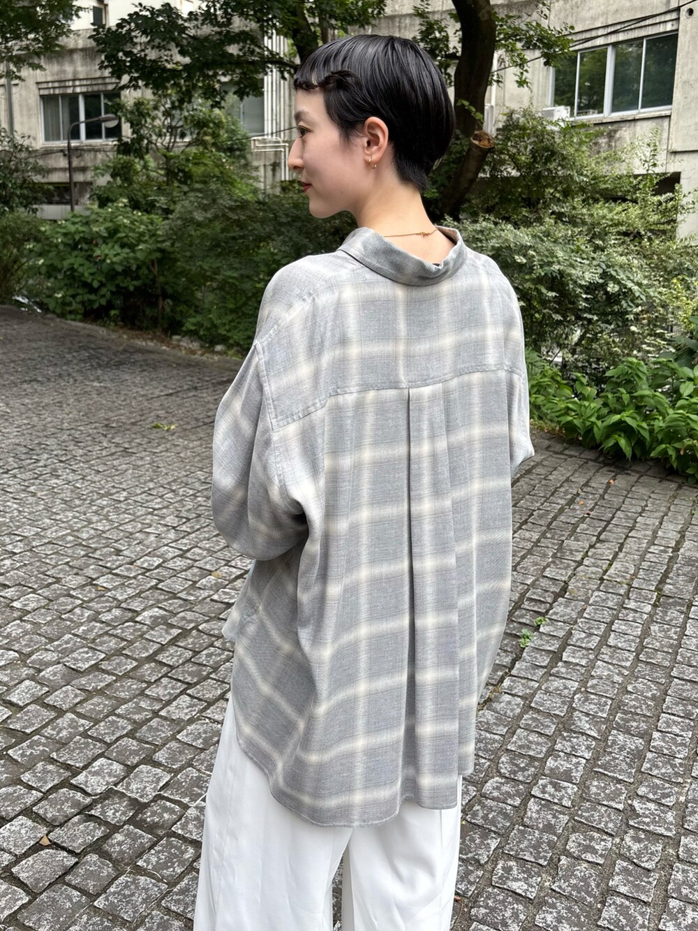 グレー系のシャツ/ブラウス、ホワイト系のその他パンツ、ブルー系のハンドバッグを着用したレディースの夏コーディネートの4枚目の写真