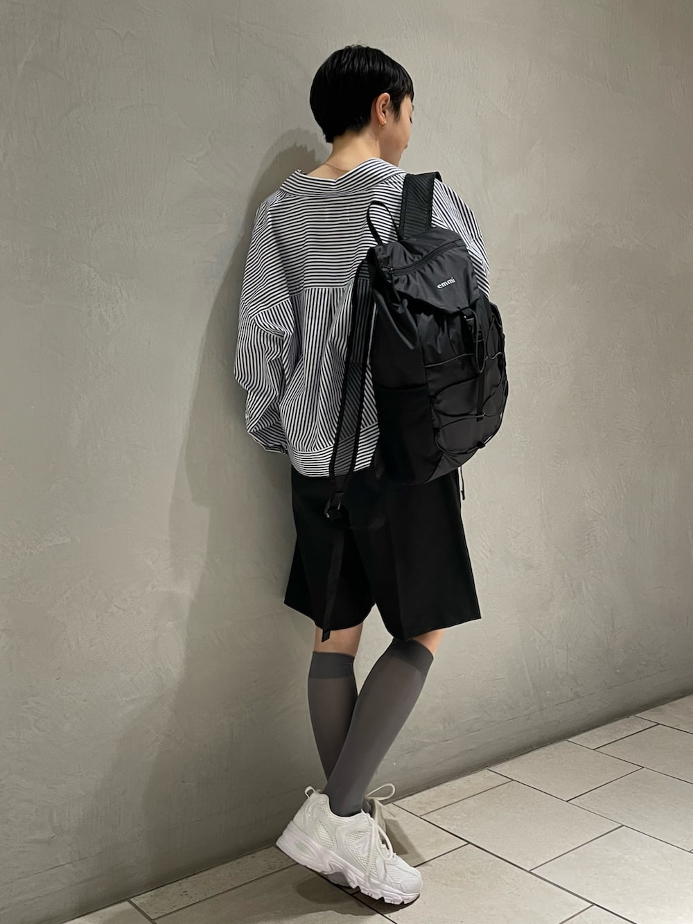 ブラック系のその他パンツ、その他のシャツ/ブラウス、ブラック系のバックパック/リュックを着用したレディースの春コーディネートの3枚目の写真