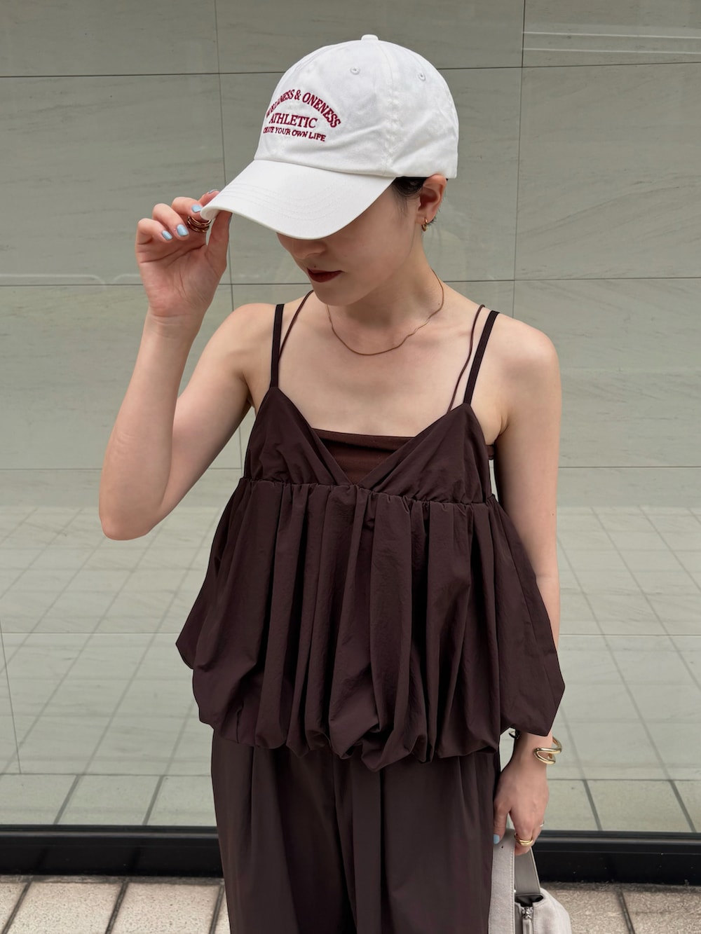 ブラック系のチューブトップ、ブラウン系のその他トップス、ブラウン系のその他パンツを着用したレディースの夏コーディネートの2枚目の写真