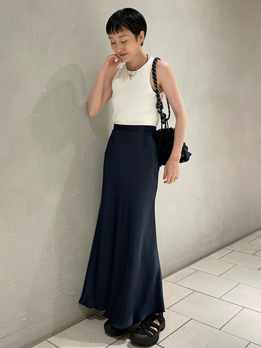 ホワイト系のTシャツ/カットソー、ブラック系のショルダーバッグ、ブルー系のスカートを着用したレディースの春コーディネートの2枚目の写真