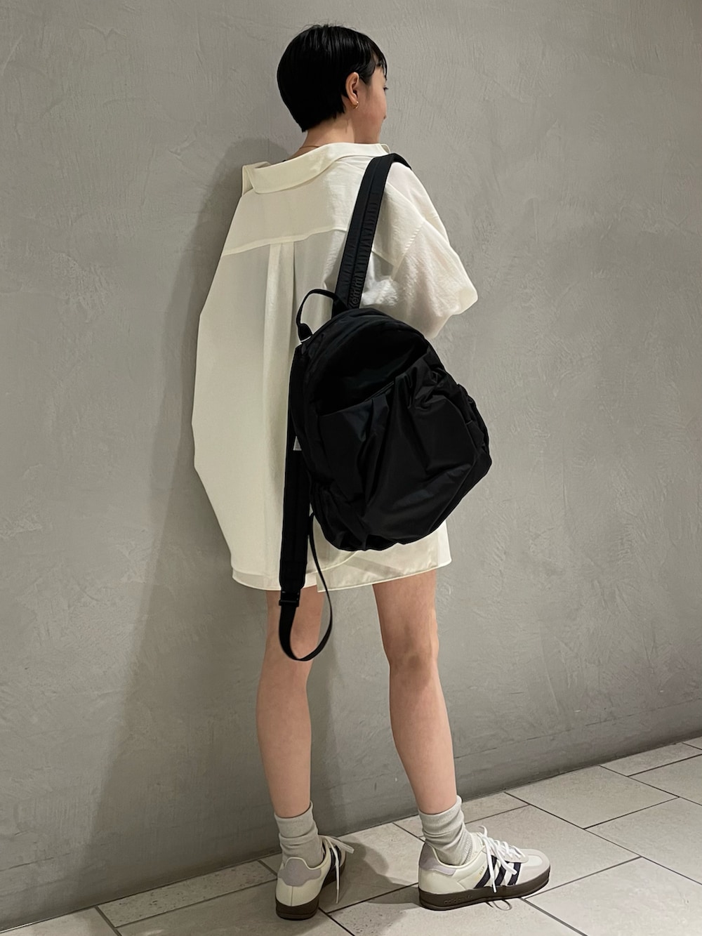ブラック系のキャミソール、ホワイト系のシャツ/ブラウス、ホワイト系のその他パンツを着用したレディースの春コーディネートの3枚目の写真