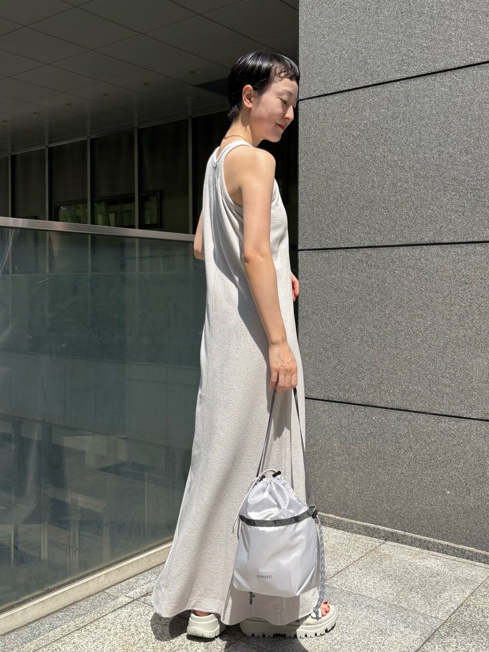 グリーン系のシャツ/ブラウス、グレー系のワンピース、グレー系のショルダーバッグを着用したレディースの夏コーディネートの4枚目の写真