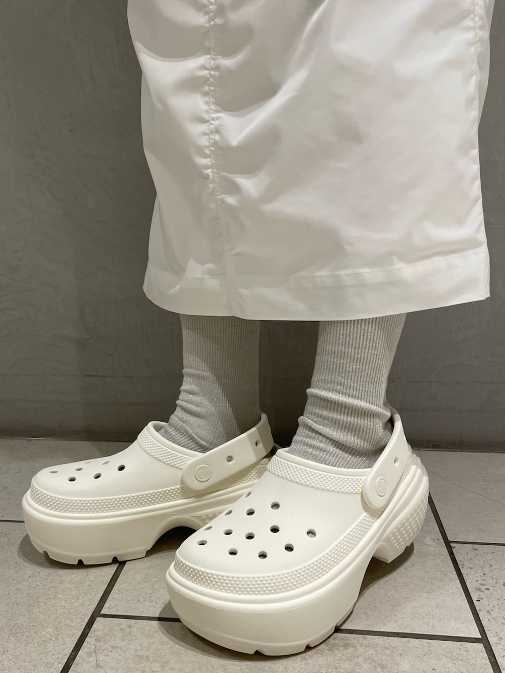 ホワイト系のタンクトップ、ブラック系のTシャツ/カットソー、ホワイト系のスカートを着用したレディースの冬コーディネートの5枚目の写真