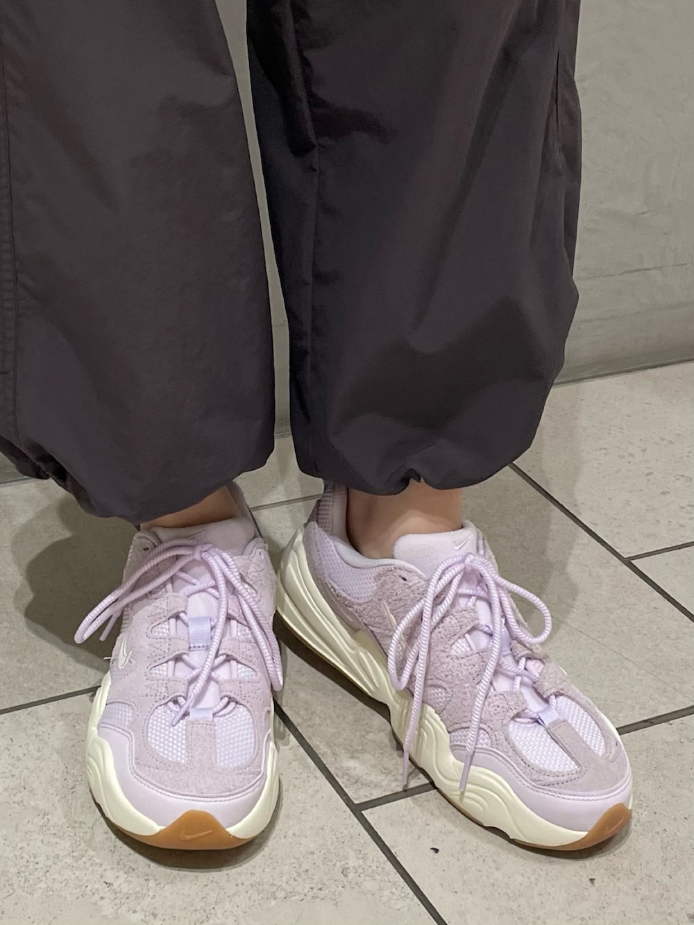 ホワイト系のTシャツ/カットソー、グレー系のその他パンツ、パープル系のスニーカーを着用したレディースの夏コーディネートの4枚目の写真