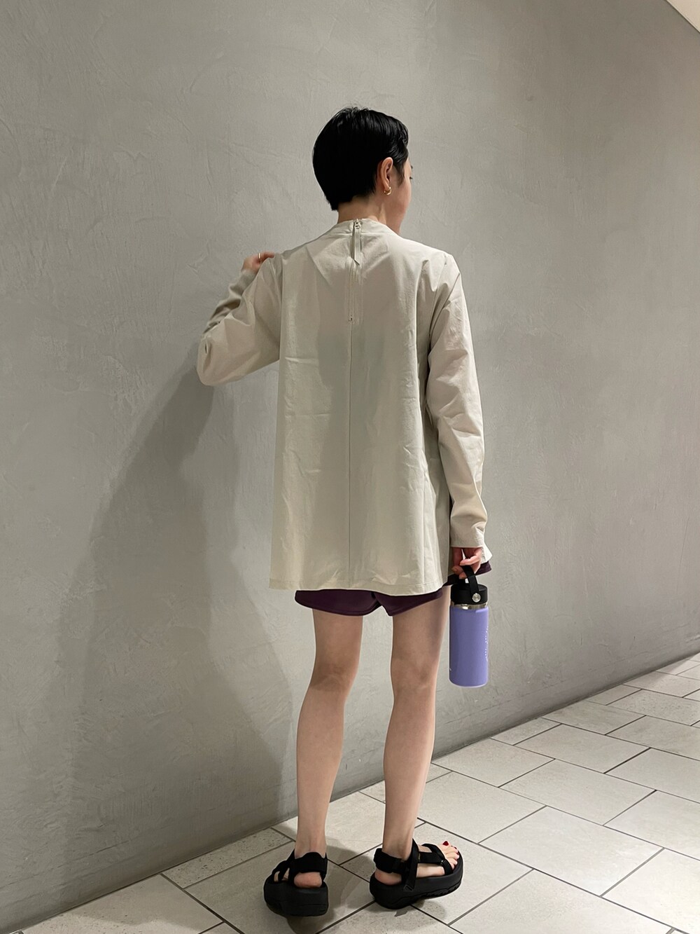 ブラック系のサンダル、ベージュ系のその他トップス、パープル系の水着を着用したレディースの夏コーディネートの4枚目の写真