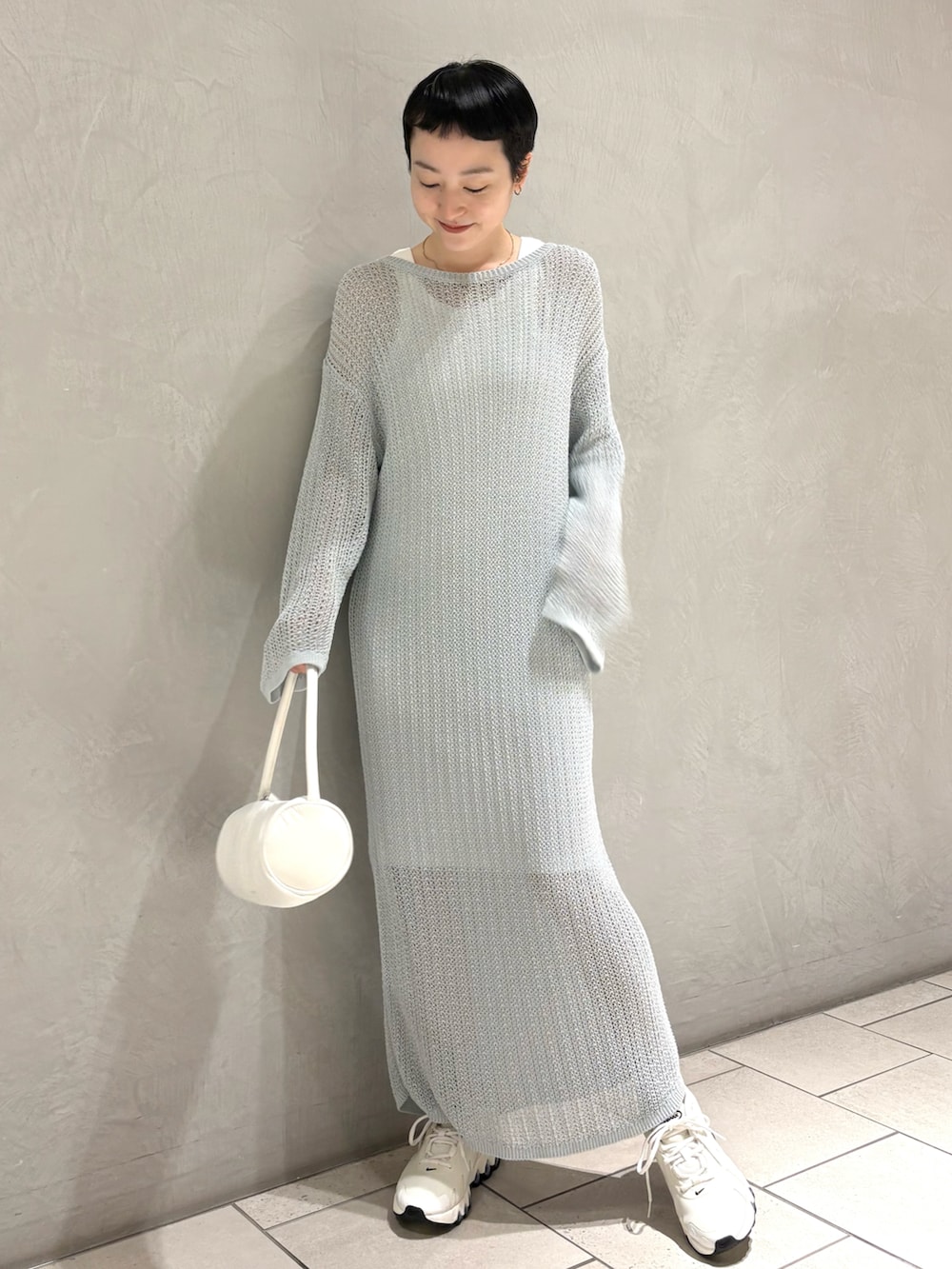 ブルー系のワンピース、ホワイト系のハンドバッグを着用したレディースの夏コーディネートの4枚目の写真