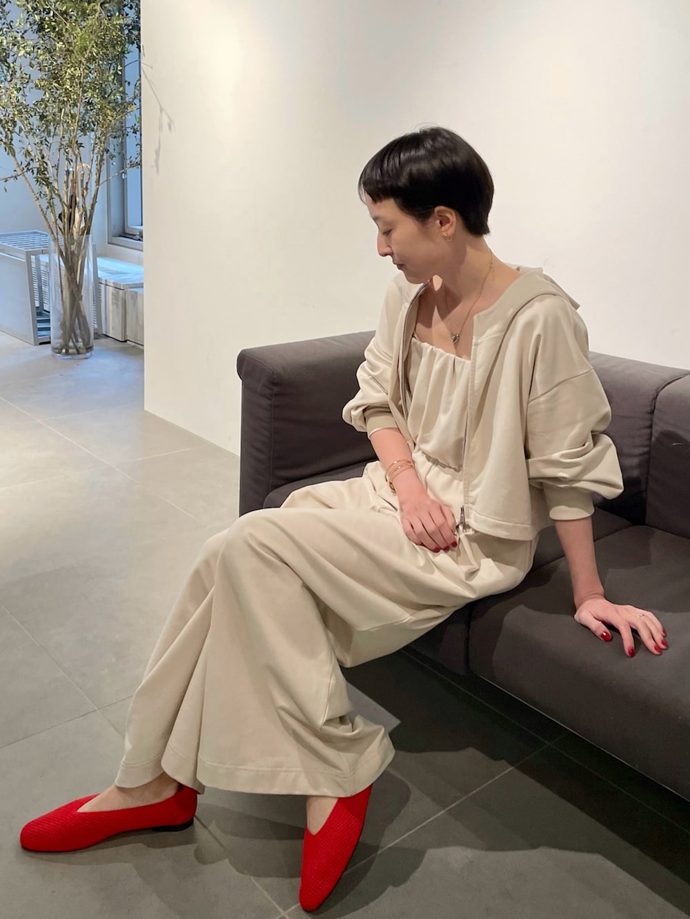 ベージュ系のつなぎ/オールインワン、レッド系のパンプス、ゴールド系のネックレスを着用したレディースの春コーディネートの3枚目の写真