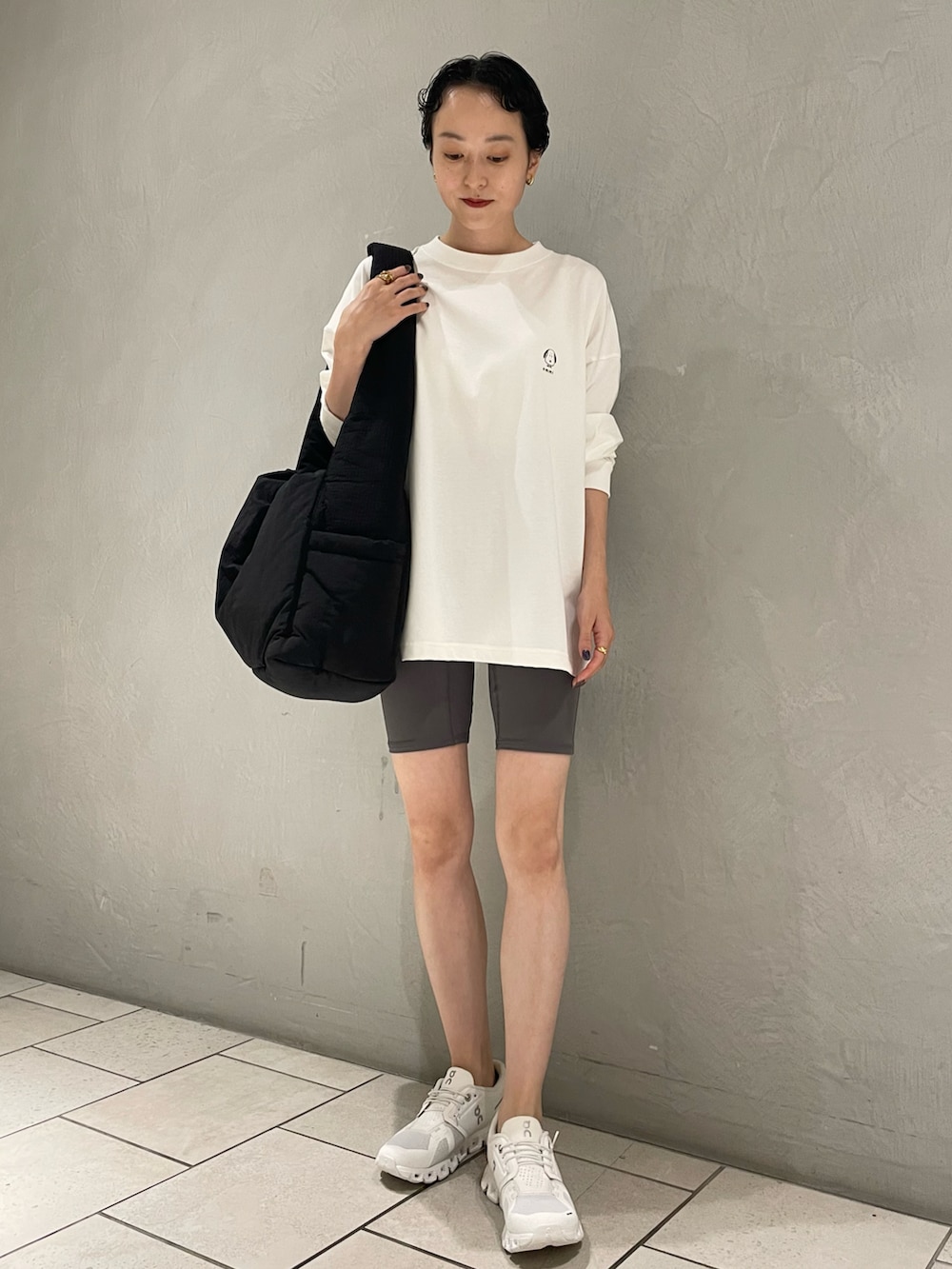 ホワイト系のTシャツ/カットソー、ブラック系のショルダーバッグ、グレー系のその他パンツを着用したレディースの秋コーディネートの2枚目の写真