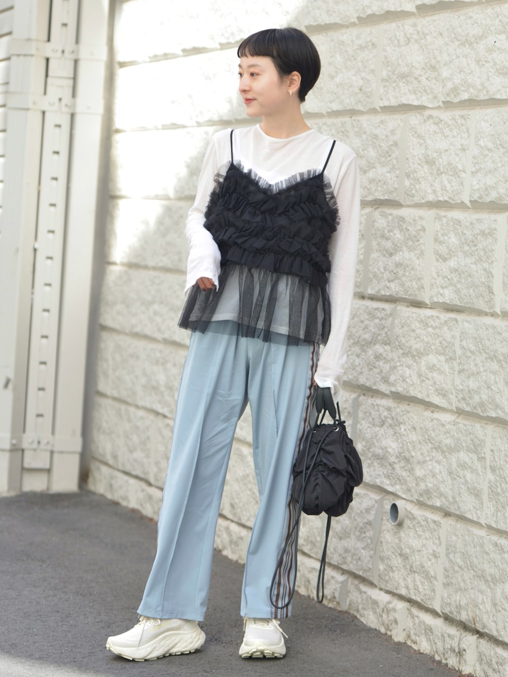ホワイト系のTシャツ/カットソー、ブラック系のシャツ/ブラウス、ブルー系のスウェットパンツを着用したレディースの春コーディネートの2枚目の写真
