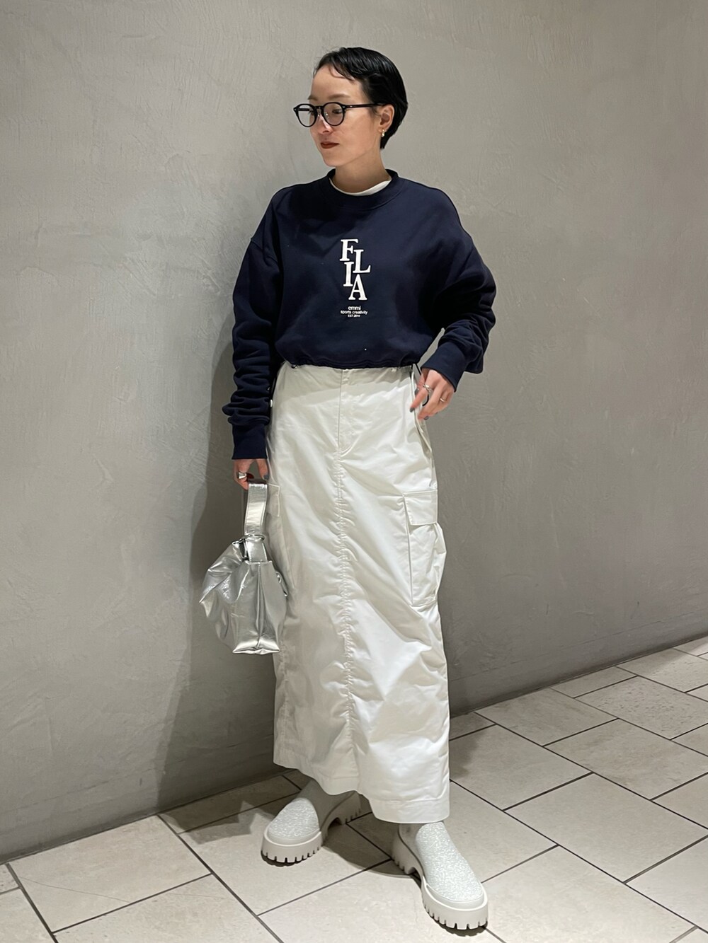 ホワイト系のTシャツ/カットソー、ブルー系のTシャツ/カットソー、ホワイト系のスカートを着用したレディースの冬コーディネートの2枚目の写真