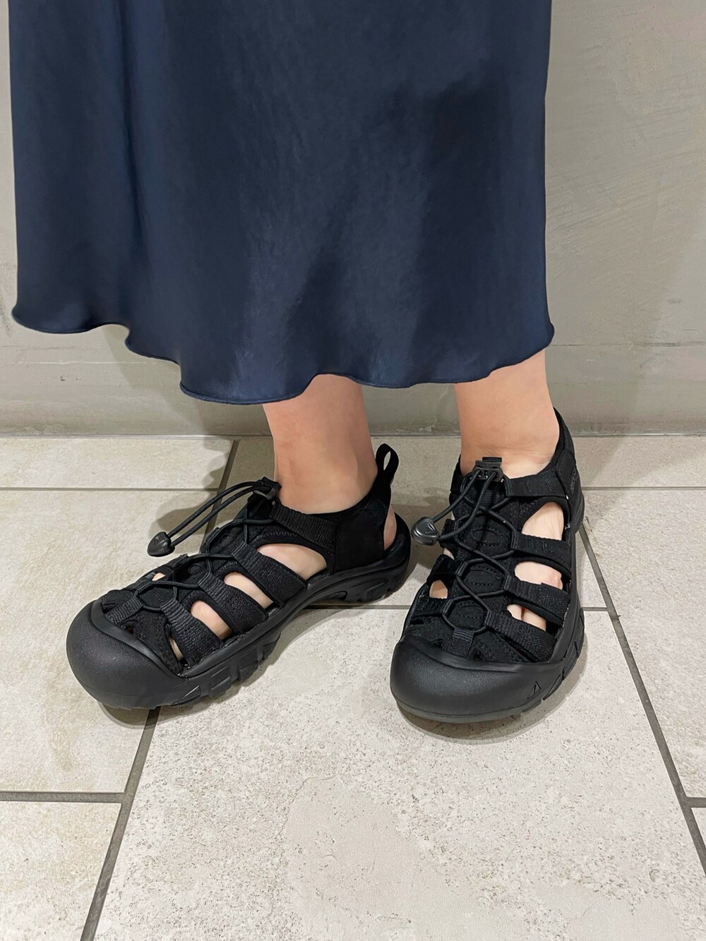 ホワイト系のTシャツ/カットソー、ブラック系のショルダーバッグ、ブルー系のスカートを着用したレディースの春コーディネートの5枚目の写真