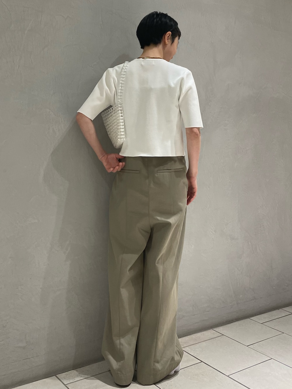 ホワイト系のカーディガン/ボレロ、その他のハンドバッグ、グリーン系のサロペット/オーバーオールを着用したレディースの夏コーディネートの2枚目の写真