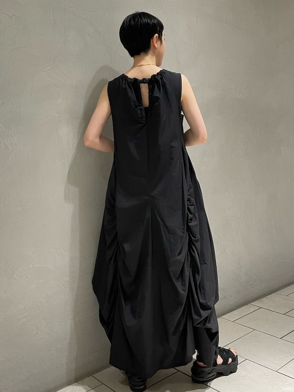 ブラック系のワンピース、その他のハンドバッグ、ブラック系のサンダルを着用したレディースの春コーディネートの4枚目の写真