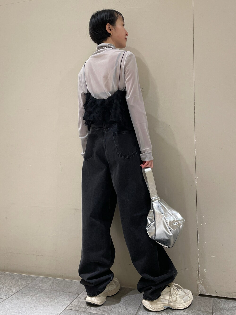 ブラック系のシャツ/ブラウス、グレー系のTシャツ/カットソー、ブラック系のデニムパンツを着用したレディースの冬コーディネートの2枚目の写真