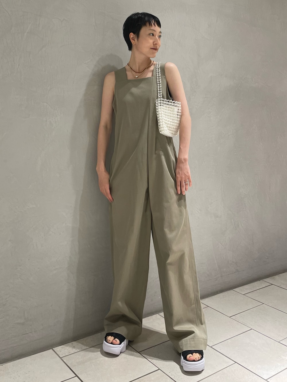 ホワイト系のカーディガン/ボレロ、その他のハンドバッグ、グリーン系のサロペット/オーバーオールを着用したレディースの夏コーディネートの4枚目の写真