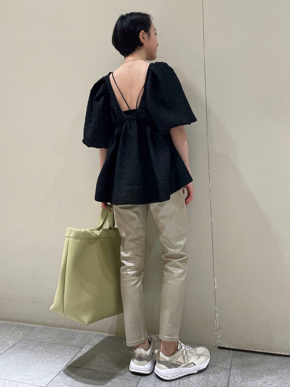 ブラック系のシャツ/ブラウス、シルバー系のその他パンツ、グリーン系のトートバッグを着用したレディースの春コーディネートの3枚目の写真