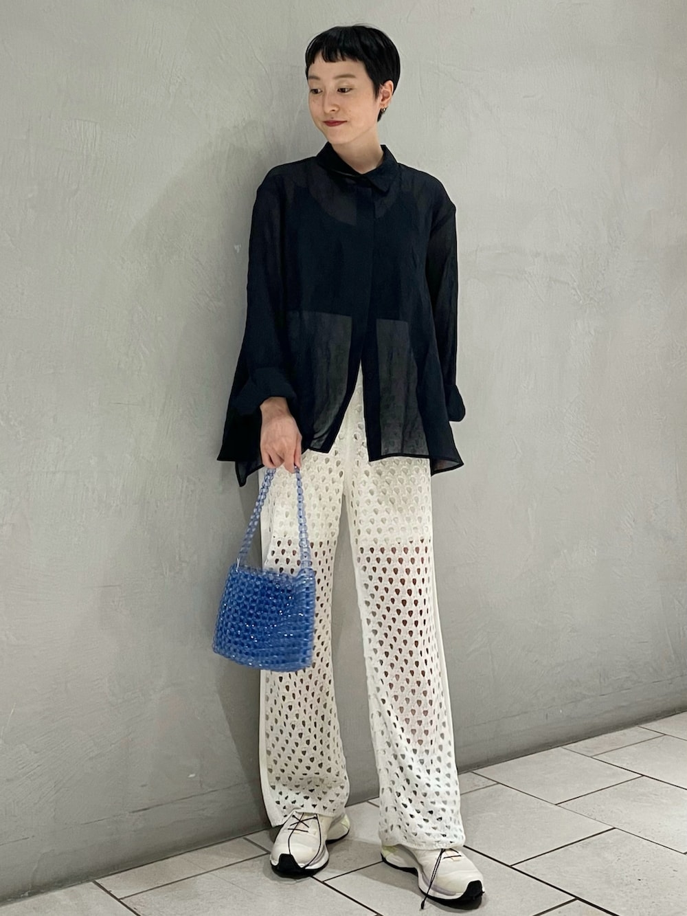 ブルー系のシャツ/ブラウス、ブラック系のキャミソール、ホワイト系のその他パンツを着用したレディースの夏コーディネートの2枚目の写真