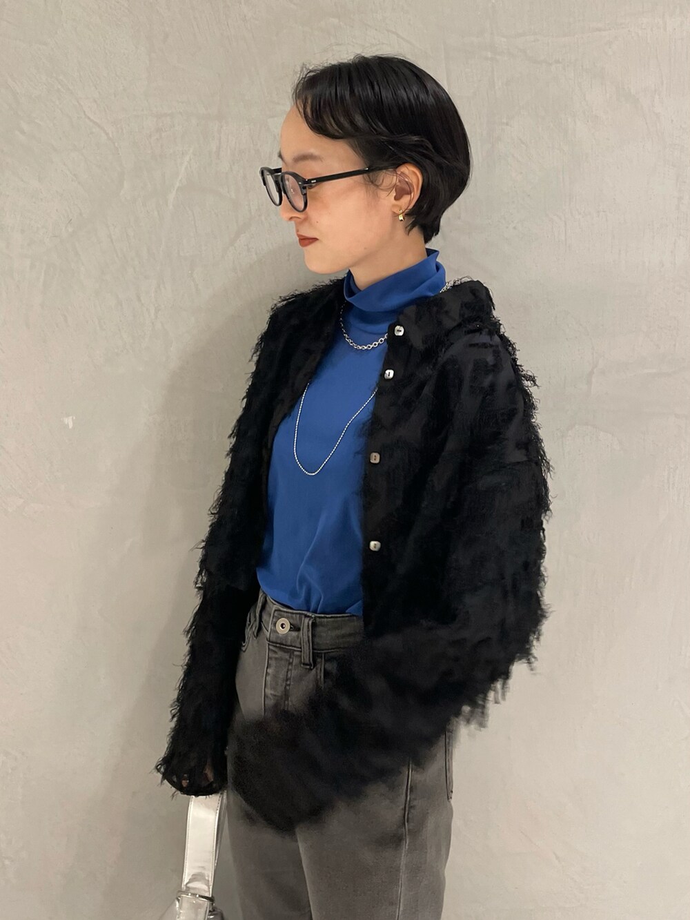 ブラック系のシャツ/ブラウス、ブルー系のTシャツ/カットソー、ブラック系のパンツを着用したレディースの冬コーディネートの4枚目の写真