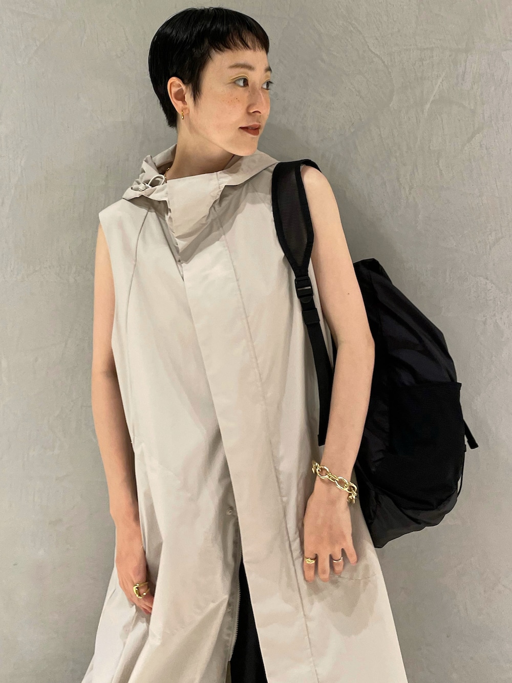 ベージュ系のナイロンジャケット、ブラック系のバックパック/リュック、ブラック系のその他パンツを着用したレディースの夏コーディネートの4枚目の写真