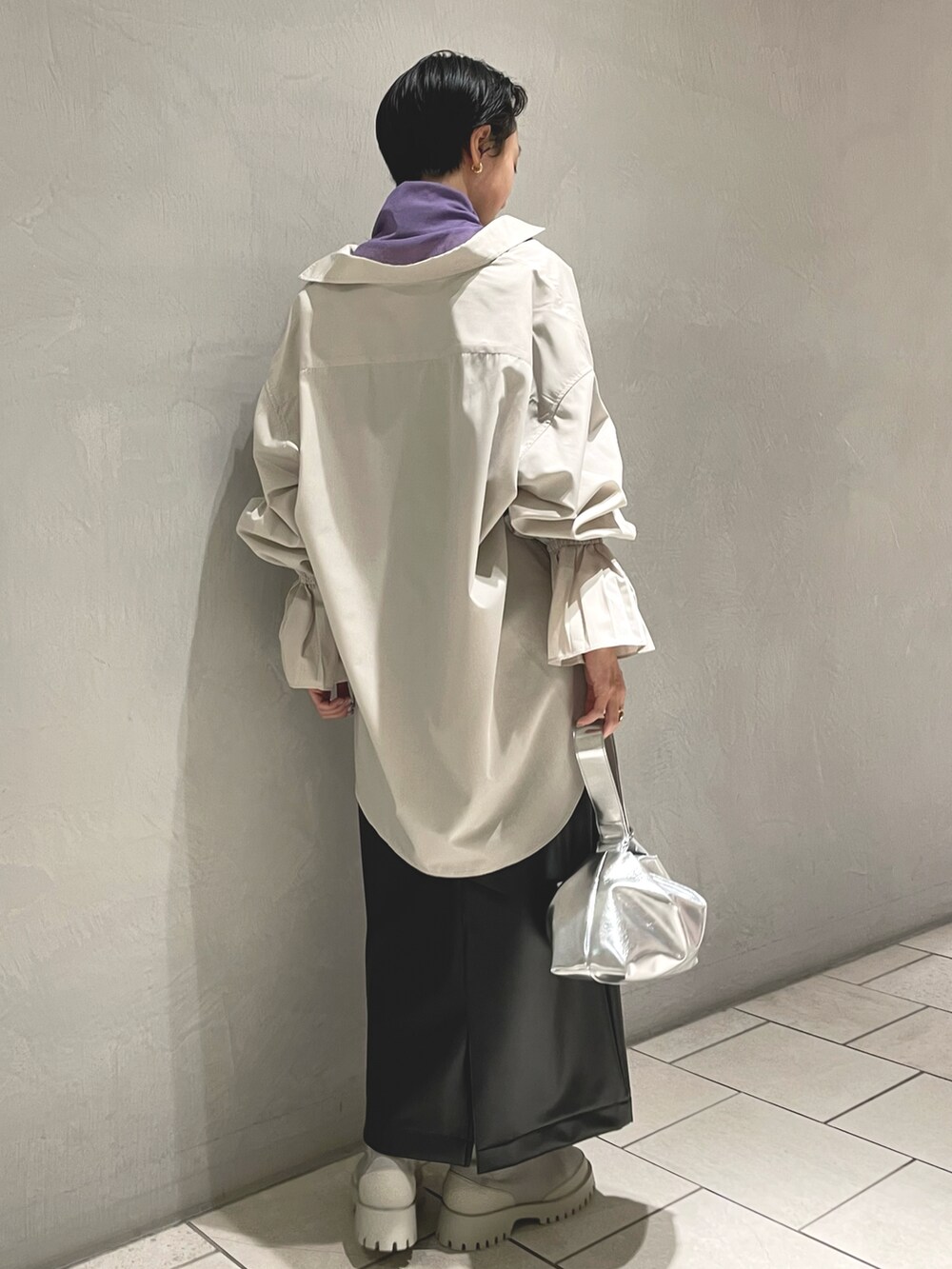 パープル系のシャツ/ブラウス、グリーン系のシャツ/ブラウス、シルバー系のショルダーバッグを着用したレディースの秋コーディネートの3枚目の写真